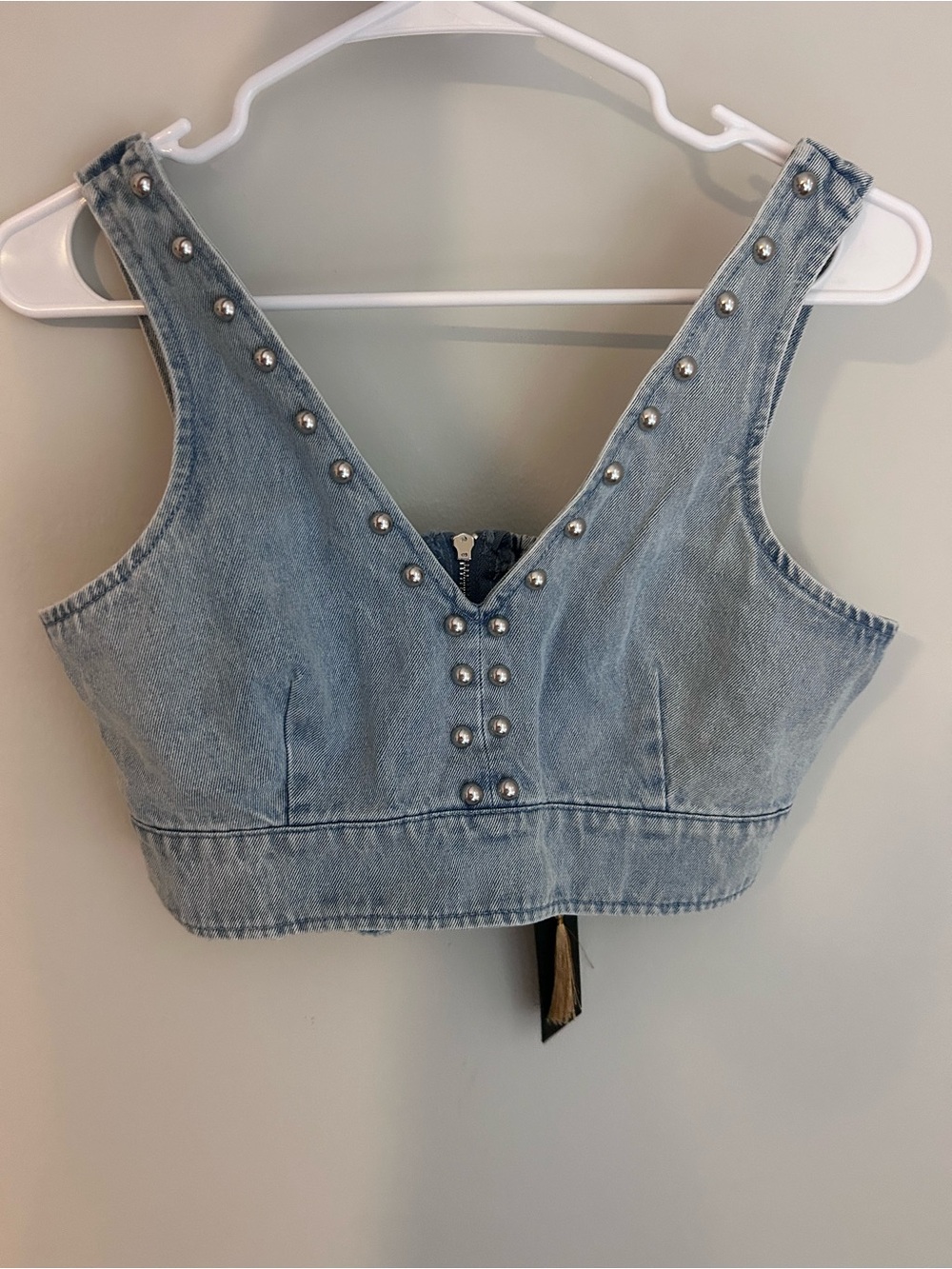 House of Harlow 1960 Light Blue Denim Studded V-Neck Crop Top - Picture 2 of 4
